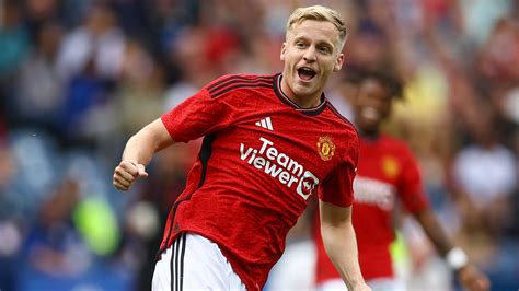 Manchester United 1 0 Lyon Donny Van De Beek Scores Winner In