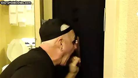 Gloryhole Amateur DILF Chupa Y Masturba El Pene De BFs En Casa XHamster