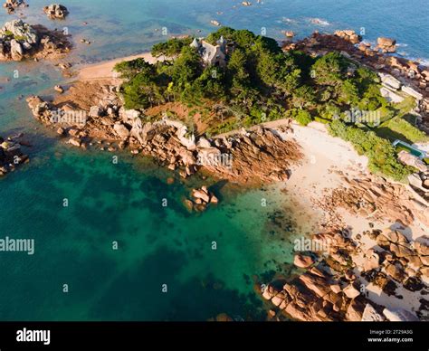 Vue aérienne rocher granitique château et île de Costaeres château