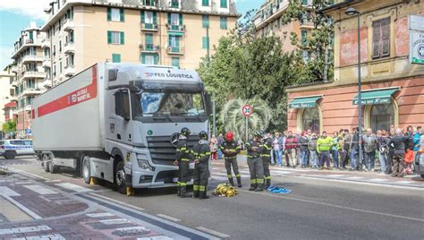 Genova Pedoni Investiti Da Un Tir In Via Cornigliano Morta Una Donna