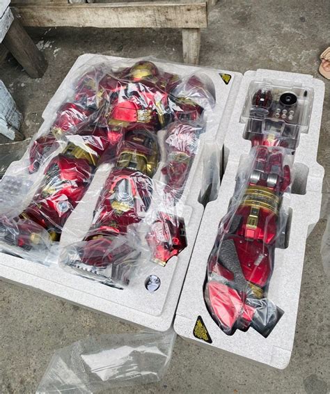 Hot Toys Hulkbuster Deluxe Hobbies Toys Toys Games On Carousell