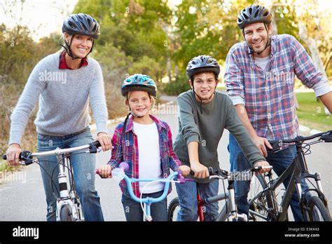 Retrato De Familia El Paseo En Bicicleta En El Campo Fotograf A De