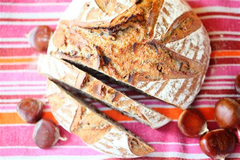 Pain à la châtaigne Farine et morceaux de châtaigne Floured Faire