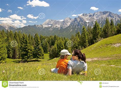 El Caminar De La Familia De La Madre Y Del Ni O Imagen De Archivo