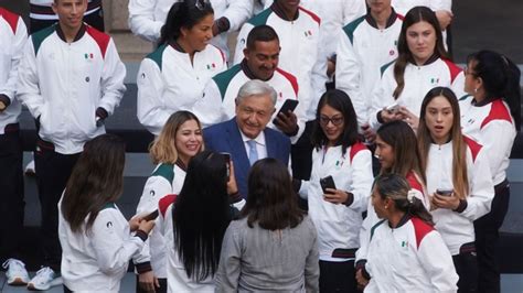 AMLO abandera a deportistas que van a París 2024 y promete apoyos