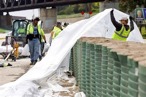 Mississippi River Flooding Prompts Evacuations Sandbagging Nelson Star