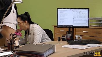 LOAN4K Le voyage bancaire d un chanteur de rock mène à une aventure sexuelle coquine XVIDEOS