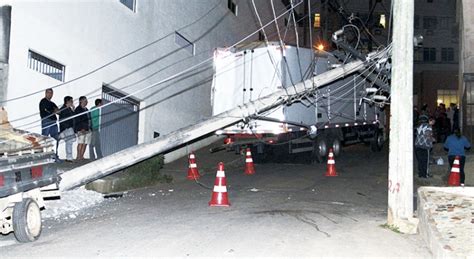 Caminhão desgovernado derruba poste e deixa bairro sem luz Folha da