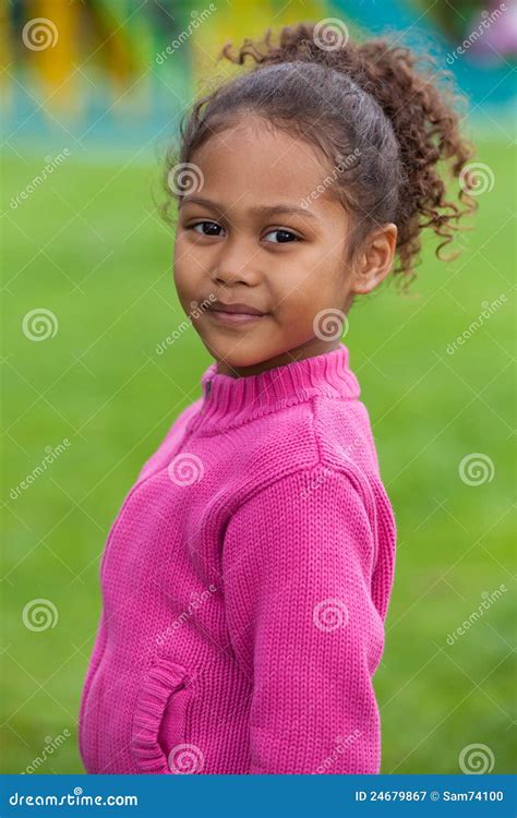 Verticale D Une Petite Fille Asiatique Africaine Adorable Image Stock