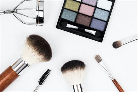 6 Essential Makeup Tools For Beginners. | Chic Style Collective