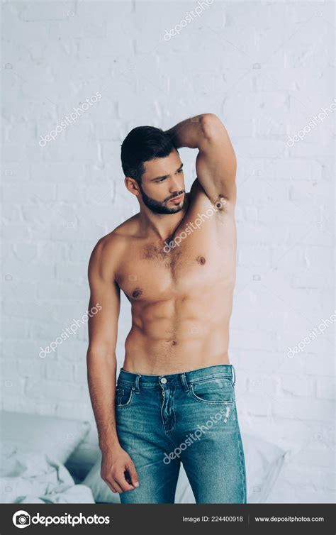 Bonito Sem Camisa Homem Muscular Torso Posando Quarto Casa