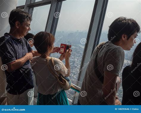 Povos Dentro Da Torre De Skytree Do T Quio Jap O Foto Editorial