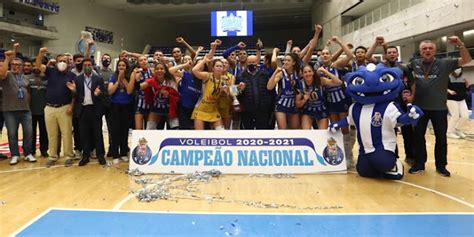 HELDER BARROS F C do Porto Voleibol O troféu de campeão nacional de