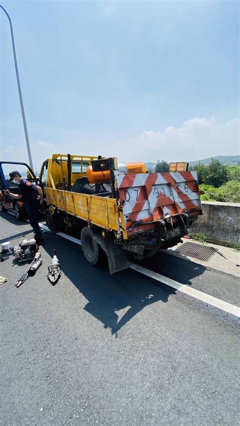 台61線大貨車衝撞工程車 2交管人員命危送醫搶救 社會 自由時報電子報