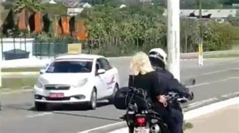 Oficial é Flagrado Trafegando Em Moto Da Pm Com Mulher Sem Capacete E