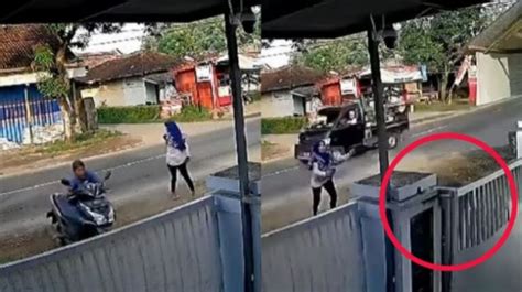 Viral Detik Detik Pengendara Motor Tabrak Pagar Terekam Cctv Gegera