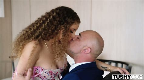 La Bella Y Curvilínea Jessie Rogers Tiene Un Intenso Sexo Anal Con Su Jefe