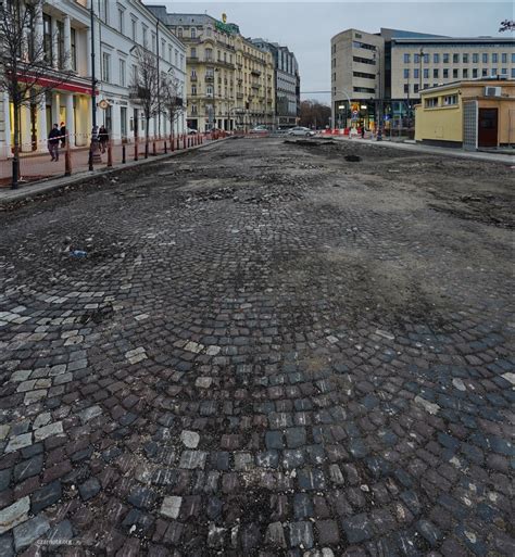 Warszawa, Plac Trzech Krzyży na wprost ul. Żurawiej, historyczny bruk ...