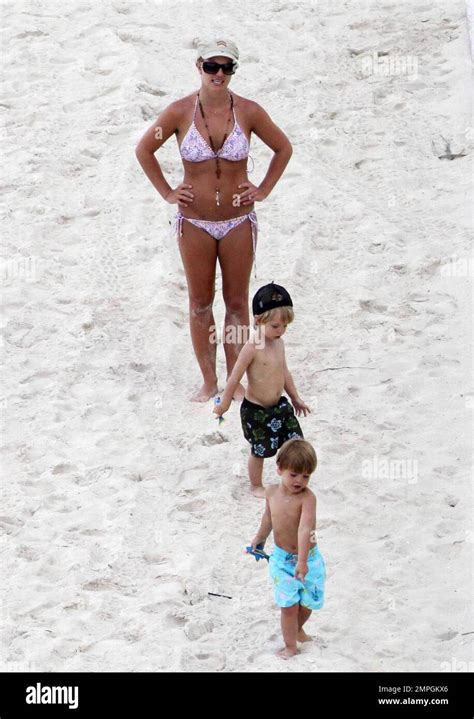 Exclusivo Popstar Britney Spears Se Ve En Gran Forma En La Playa Con