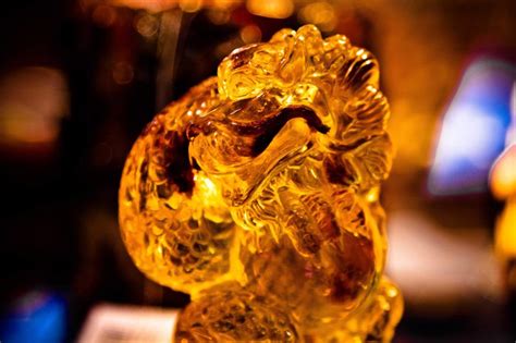 Фигурки из янтаря | Купить подарок, сувенир с янтарем