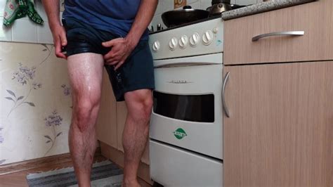 Pipi Désespéré Dans La Cuisine Pornhub Gay