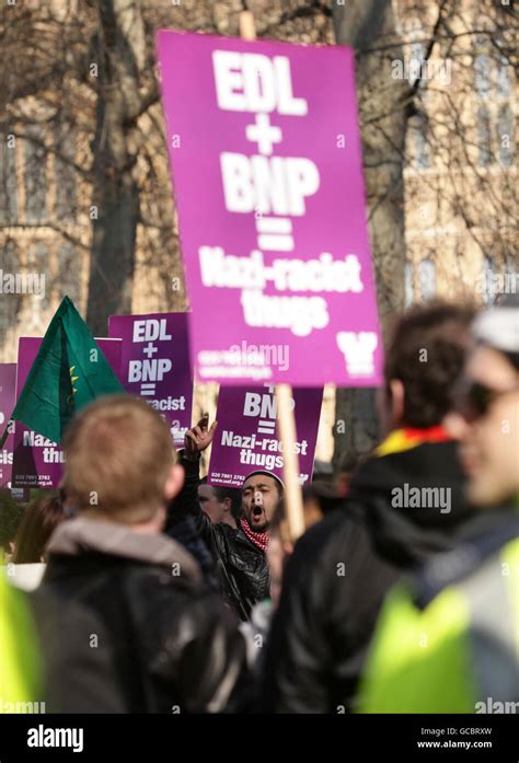 Protestplakate Gegen Rassismus Fotos Und Bildmaterial In Hoher