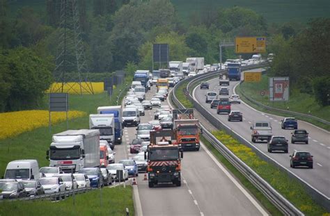 Umgekippter Betonmischer Blockiert B