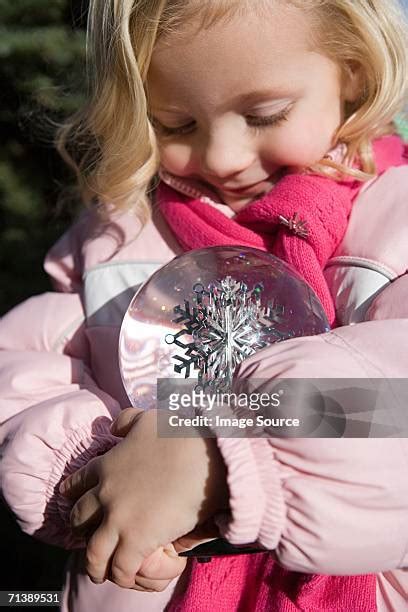 Person Holding Snow Globe Fotografías E Imágenes De Stock Getty Images