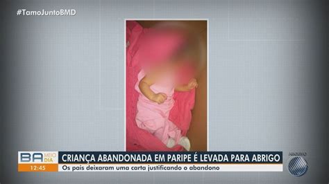 Recém nascida encontrada em caixa de papelão em Salvador é levada para