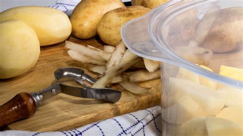 Kartoffeln Kochen Trick Erm Glicht Das Sch Len Und Pellen In Sekunden