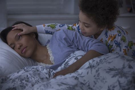 Moms lose more sleep than dads during the school year, researchers find ...