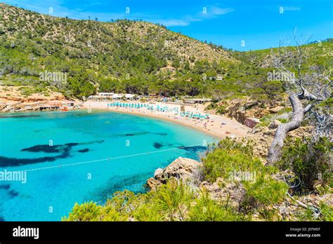 Vue sur Cala Benirras plage avec l eau de mer turquoise l île d Ibiza