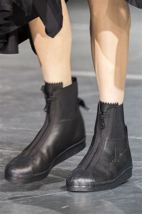 Yohji Yamamoto at Paris Fashion Week Fall 2017 | Ямамото, Обувь ...