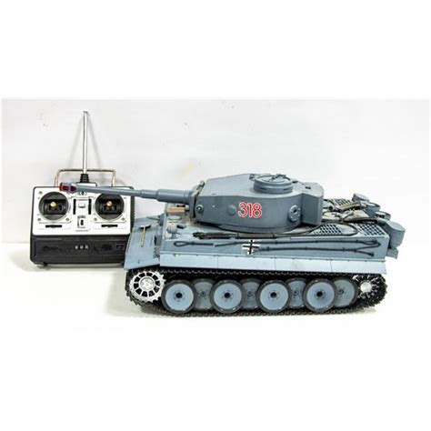 LARGE RC BATTLE TANK W/REMOTE