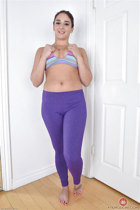 MILF Babe Sheena Ryder streift Spandex Hosen für haarige Pussy aus sich verbreitet