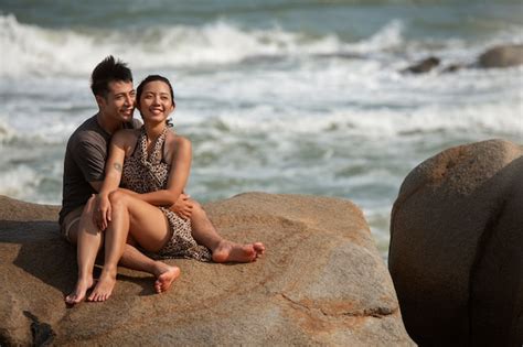 Casal romântico completo em férias Foto Grátis