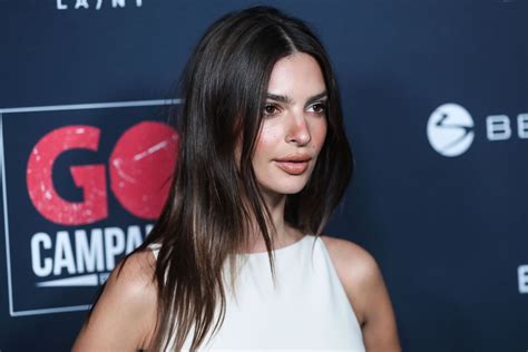 Emily Ratajkowski ce cliché d elle à ans en bikini qui la rend triste Closer