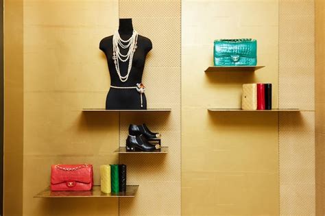 Premium Photo | Fashionable interior of boutique in modern mall