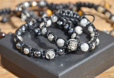 Парные браслеты со львом, совой и бусинами из яшмы и гематита в ...