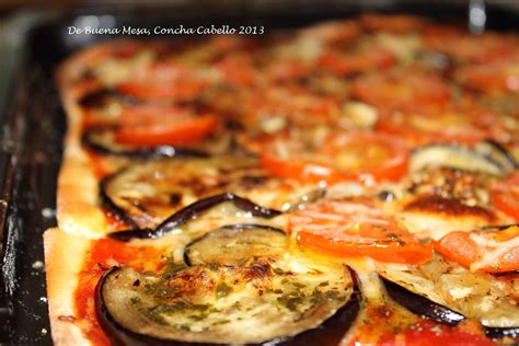 Pizza De Berenjena Y Tomate Con Aceite De Albahaca