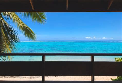 Ventana A La Playa De La Isla Tropical Con Cocoteros Foto Premium