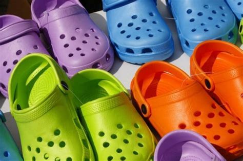 Cómo limpiar los crocs para que luzcan cómo nuevos