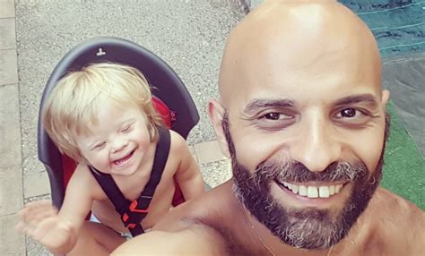 Após ser rejeitada por famílias menina síndrome de down é adotada por homem gay Portal