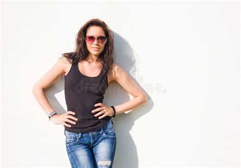 Schitterende Jonge Brunette In Hete De Zomerzonneschijn Stock Afbeelding Image Of Sensueel