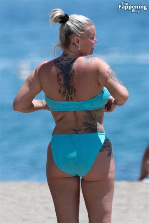 Kerry Katona Flashes Her Nude Boob On The Beach Photos Tubezzz