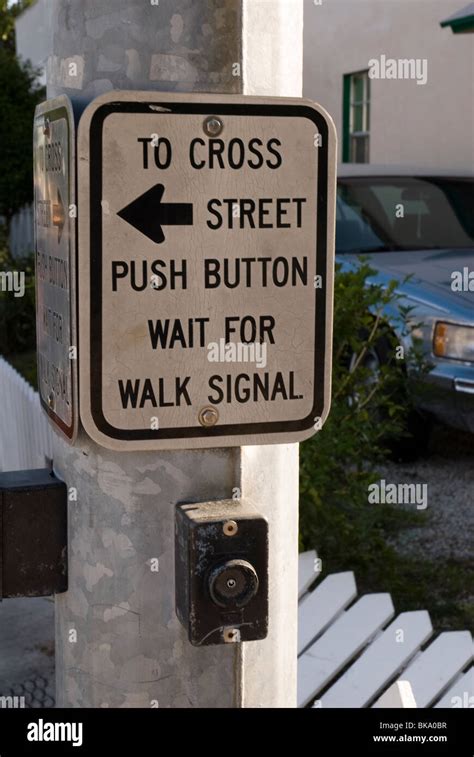 American street crossing sign Stock Photo - Alamy