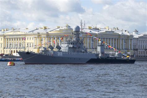 Navio Pequeno Urengoy Do Antissubmarino No Fundo Da Terraplenagem Do