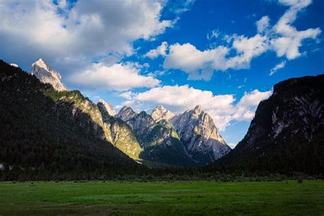 Paisagem Montanhosa Belos Novos E Iluminados Perto Do Lago Dobbiaco