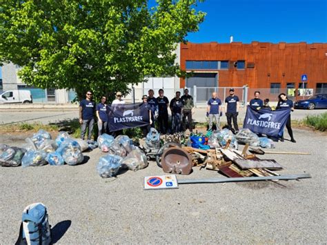 Ad Alessandria Volontari Plastic Free Raccolgono Rifiuti Abbandonati