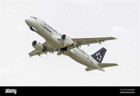 Ein Airbus A Von Lufthansa Startet Von Der S Dbahn Des Flughafen